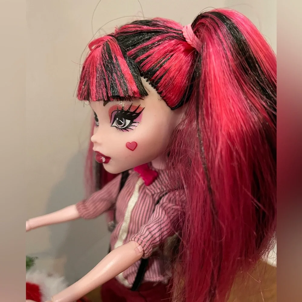 Monster High Draculaura Forbitten Love Doll In The Newspaper Club Outfit - Picture 5 of 16